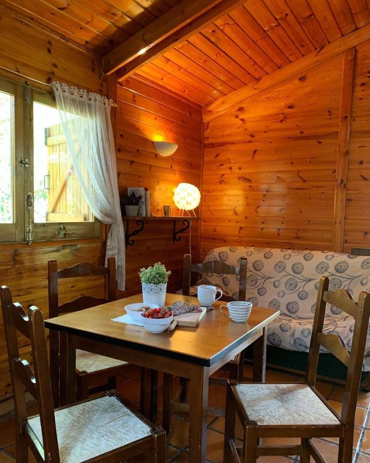 Готель Camping Oliana Екстер'єр фото